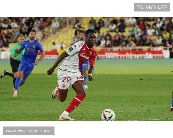 摩纳哥点球宴客，巴洛贡制胜球后跪地庆祝