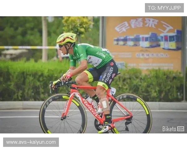 车手赵勇爆胎后光脚推车冲线，坚持完成环湖赛段