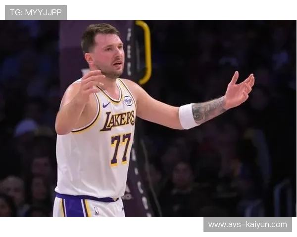 斯玛特暗批东契奇抱怨裁判:应及时回防而非纠缠判罚 斯玛特暗批东契奇抱怨裁判:应及时回防而非纠缠判罚