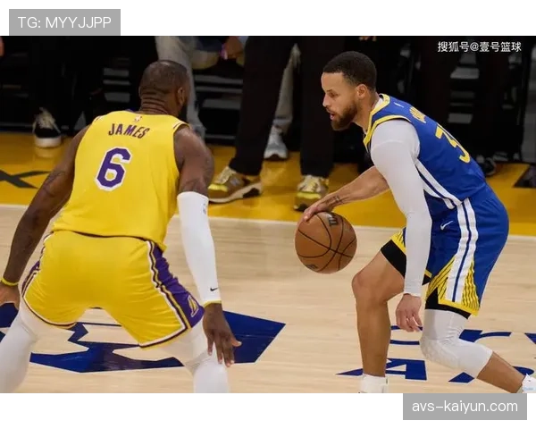 特写：戴维斯在一次成功的防守回合后指向场边数据板，展示对方24秒违例